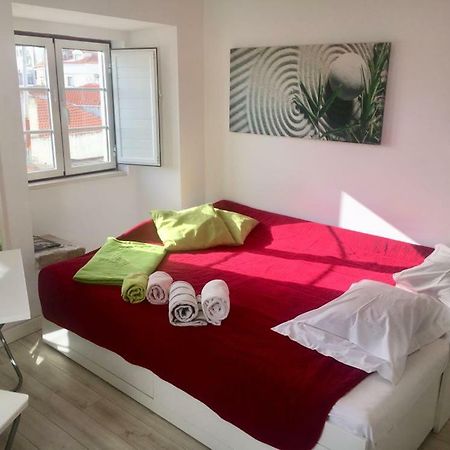 Pequeno Hostel Studio Lisbon Bagian luar foto